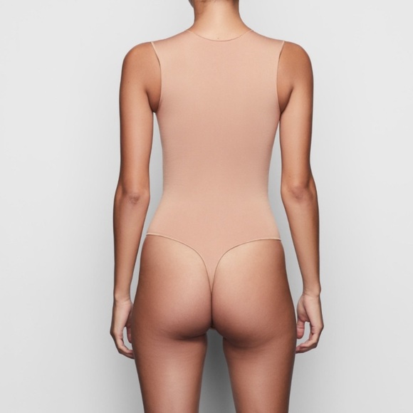 SKIMS Essential Crew Neck Sleeveless Bodysuit - Picture 2 of 9